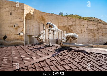 Jerewan, Armenien - 30. April 2022 - Edelstahlskulpturen von drei Athleten auf dem Cascades-Komplex vor der Eingangstür zu einem Museum in Y Stockfoto