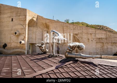 Jerewan, Armenien - 30. April 2022 - Edelstahlskulpturen von drei Athleten auf dem Cascades-Komplex vor der Eingangstür zu einem Museum in Y Stockfoto