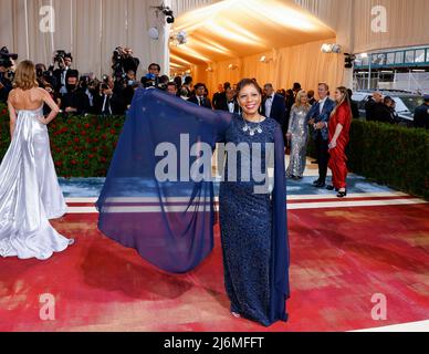 New York, Usa. 03.. Mai 2022. Adrienne Adams, Sprecherin des Stadtrats von New York, kommt auf dem roten Teppich zur Met Gala im Metropolitan Museum of Art, um die Eröffnung des Costume Institute von „in America: An Anthology of Fashion“ in New York City am Montag, den 2. Mai 2022, zu feiern. Foto von John Angelillo/UPI Credit: UPI/Alamy Live News Stockfoto