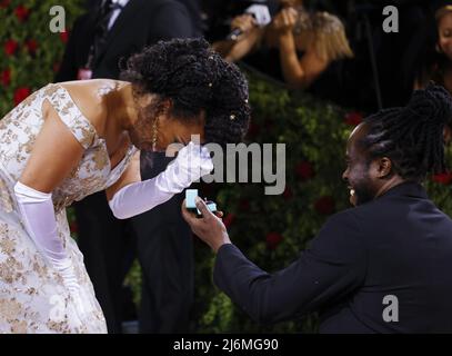 New York, Usa. 03.. Mai 2022. Bobby Digi Olisa (R) schlägt der Beauftragten für Kulturangelegenheiten in New York, Laurie Cumbo, auf dem roten Teppich für die Met Gala im Metropolitan Museum of Art vor, die am Montag, dem 2. Mai 2022, die Eröffnung des Costume Institute von „in America: An Anthology of Fashion“ in New York City feiert. Foto von John Angelillo/UPI Credit: UPI/Alamy Live News Stockfoto