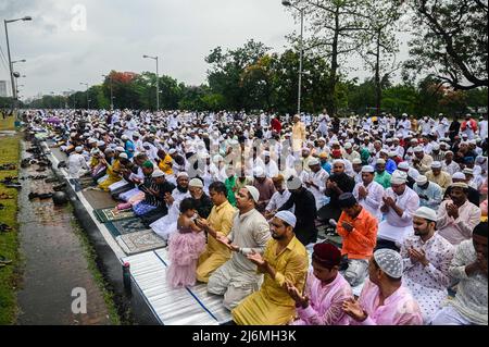 3. Mai 2022, Rajpur Sonarpur, Westbengalen, Indien: Muslime nehmen an den Eid al-Fitr-Gebeten Teil, um das Ende des heiligen Fastenmonats Ramadan an der Roten Straße in Kalkata zu markieren. (Bild: © Sankhadeep Banerjee/ZUMA Press Wire) Stockfoto