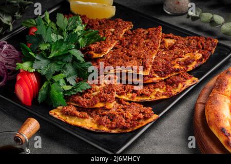 Türkische Pizza mit Hackfleisch Stockfoto