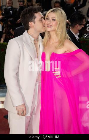 New York, USA. 02.. Mai 2022. Brooklyn Beckham und Nicola Peltz nehmen an der Met Gala 2022 Teil, die am 02. Mai 2022 in New York City, USA, die Veranstaltung „in America: An Anthology of Fashion“ im Metropolitan Museum of Art feiert. Foto von DNphotography/ABACAPRESS.COM Quelle: Abaca Press/Alamy Live News Stockfoto