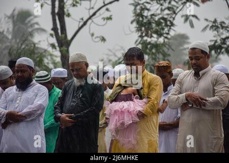 3. Mai 2022, Rajpur Sonarpur, Westbengalen, Indien: Muslime nehmen an den Eid al-Fitr-Gebeten Teil, um das Ende des heiligen Fastenmonats Ramadan an der Roten Straße in Kalkata zu begehen. (Bild: © Sankhadeep Banerjee/ZUMA Press Wire) Stockfoto