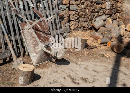 Blick auf den ländlichen Bauernhof Hof in der Nähe an sonnigen Tagen Stockfoto