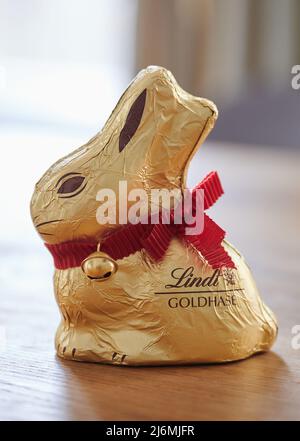 PRODUKTION - 01. April 2022, Berlin: ILLUSTRATION - Ein sogenannter Goldhase der Firma Lindt steht auf einem Wohnzimmertisch. (Recrop) Foto: Annette Riedl/dpa Stockfoto