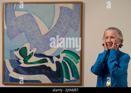 +++FILE PHOTO+++Kunstsammler und Stifter der Kunst Meda Mladkova posiert vor dem Werk von Frantisek Kupka nach einer Pressekonferenz über Ausstellungen von Werken von Karel Malich und Kupka im Museum Kampa, Prag, Tschechische Republik, am Montag, den 8. Februar, 2016. (CTK Photo/Michal Kamaryt) die tschechische Kunsthistorikerin, Sammlerin und Mäzenin Meda Mladkova starb im Alter von 102 Jahren an gesundheitlichen Problemen im Zusammenhang mit ihrem hohen Alter in den frühen Morgenstunden, der Jan and Meda Mladek Foundation und dem Kampa Museum, Die sie gegründet hat, teilte sie in einer Pressemitteilung am 3. Mai 2022 in der Tschechischen Republik mit. Stockfoto