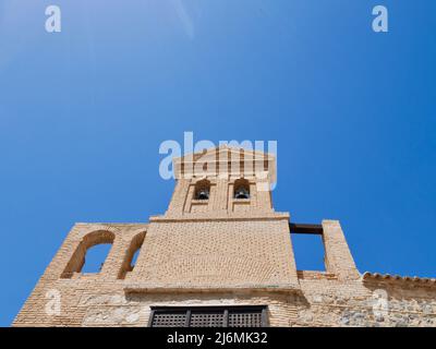Außenansicht der Synagoge von Transito mit Sefardi-Museum im jüdischen Viertel von Toledo, Kastilien-La Mancha, Spanien. Hochwertige Fotos Stockfoto