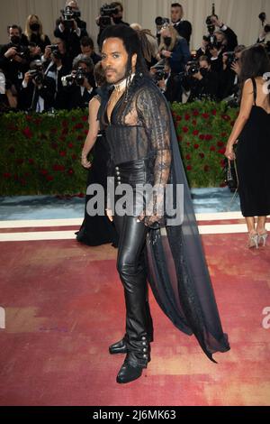 New York, USA. 02.. Mai 2022. New York, Usa. 01.. Mai 2022. Lenny Kravitz nimmt an der Met Gala 2022 Teil, die am 02. Mai 2022 im Metropolitan Museum of Art in New York City, USA, das Motto „in America: An Anthology of Fashion“ feiert. Photo by DNphotography/ABACAPRESS.COM Credit: Abaca Press/Alamy Live News Credit: Abaca Press/Alamy Live News Stockfoto