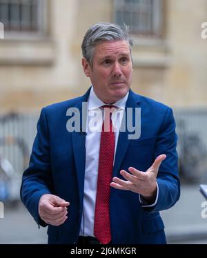 London, England, Großbritannien. 3.. Mai 2022. Der Parteivorsitzende der Labour Party, KEIR STARMER, wird außerhalb der BBC gesehen, während er morgens die Medien umrundet. (Bild: © Tayfun Salci/ZUMA Press Wire)