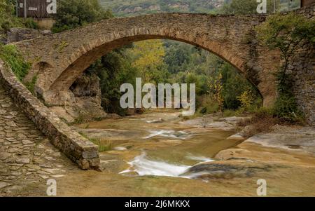 Zugangsbrücke zum Heiligtum Sant Miquel del Fai und zu den Wasserfällen im Herbst (Barcelona, Katalonien, Spanien) ESP: Puente de Acceso a Sant Miquel del Fai, BCN Stockfoto