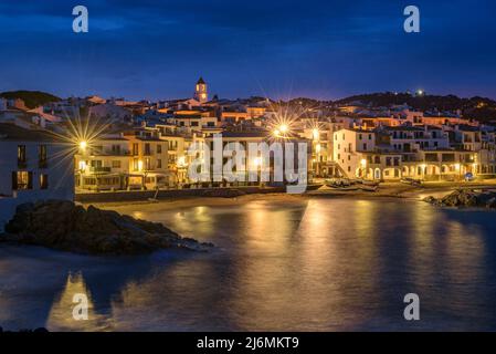 Blaue Stunde und Sonnenaufgang im Fischerdorf Calella de Palafrugell, mit seinen Booten und weißen Häusern, Costa Brava Empordà, Girona, Katalonien, Spanien Stockfoto