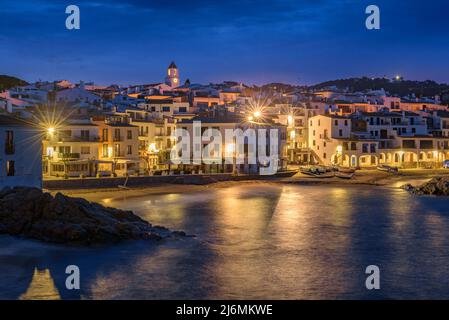 Blaue Stunde und Sonnenaufgang im Fischerdorf Calella de Palafrugell, mit seinen Booten und weißen Häusern, Costa Brava Empordà, Girona, Katalonien, Spanien Stockfoto