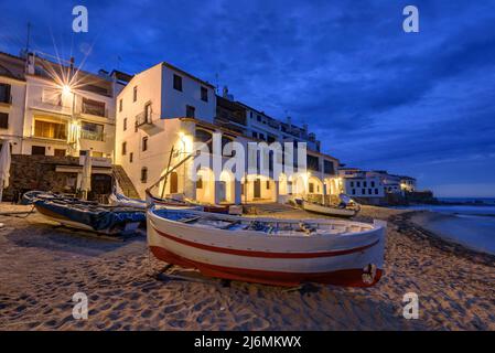 Blaue Stunde und Sonnenaufgang im Fischerdorf Calella de Palafrugell, mit seinen Booten und weißen Häusern, Costa Brava Empordà, Girona, Katalonien, Spanien Stockfoto