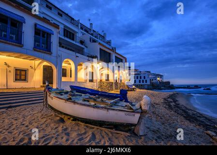 Blaue Stunde und Sonnenaufgang im Fischerdorf Calella de Palafrugell, mit seinen Booten und weißen Häusern, Costa Brava Empordà, Girona, Katalonien, Spanien Stockfoto