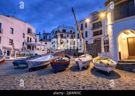 Blaue Stunde und Sonnenaufgang im Fischerdorf Calella de Palafrugell, mit seinen Booten und weißen Häusern, Costa Brava Empordà, Girona, Katalonien, Spanien Stockfoto