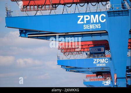 27. April 2022, Hamburg: Auf dem Gelände des HHLA Container Terminal Altenwerder (CTA) steht der Schriftzug „ZPMC Siemens“ auf Containerbrücken-Kranen. Foto: Jonas Walzberg/dpa Stockfoto