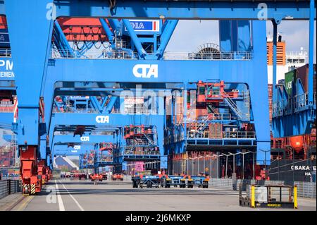 27. April 2022, Hamburg: Container-Portalkrane auf dem Gelände des HHLA Container Terminal Altenwerder (CTA). Foto: Jonas Walzberg/dpa Stockfoto