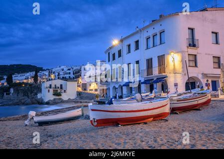 Blaue Stunde und Sonnenaufgang im Fischerdorf Calella de Palafrugell, mit seinen Booten und weißen Häusern, Costa Brava Empordà, Girona, Katalonien, Spanien Stockfoto