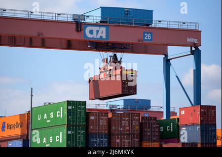 27. April 2022, Hamburg: Auf dem Gelände des HHLA Container Terminal Altenwerder (CTA) wird ein Container verladen. Foto: Jonas Walzberg/dpa Stockfoto