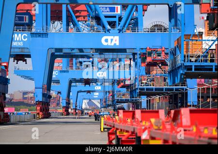 27. April 2022, Hamburg: Container-Portalkrane auf dem Gelände des HHLA Container Terminal Altenwerder (CTA). Foto: Jonas Walzberg/dpa Stockfoto