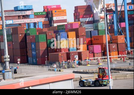 27. April 2022, Hamburg: Containerstapel auf dem Gelände des HHLA Container Terminal Altenwerder (CTA). Foto: Jonas Walzberg/dpa Stockfoto