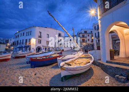 Blaue Stunde und Sonnenaufgang im Fischerdorf Calella de Palafrugell, mit seinen Booten und weißen Häusern, Costa Brava Empordà, Girona, Katalonien, Spanien Stockfoto