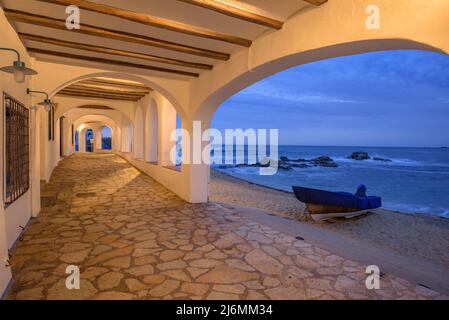 Blaue Stunde und Sonnenaufgang im Fischerdorf Calella de Palafrugell, mit seinen Booten und weißen Häusern, Costa Brava Empordà, Girona, Katalonien, Spanien Stockfoto