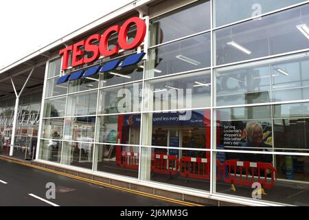 Fileboto vom 18/08/20 eines Tesco-Ladens in Lockerbie, Schottland, als der Supermarktriese sich mit Uber zusammengetan hat, um seinen schnellen Lieferservice für Lebensmittel auszubauen, wurde angekündigt. Uber sagte, dass sein Netzwerk von Uber Eats Kurierern nun für die Lieferung von Tesco-Produkten verantwortlich sein wird, die über den Whoosh-Service des Supermarktes bestellt werden. Stockfoto