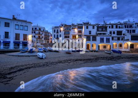 Blaue Stunde und Sonnenaufgang im Fischerdorf Calella de Palafrugell, mit seinen Booten und weißen Häusern, Costa Brava Empordà, Girona, Katalonien, Spanien Stockfoto