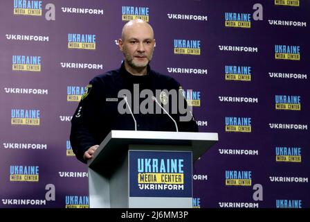 Nicht exklusiv: KIEW, UKRAINE - 02. MAI 2022 - der stellvertretende Leiter der Nationalen Polizeidirektion in der Region Kiew, Maksym Ochreetyanyi, ist während eines B-Fotos zu sehen Stockfoto