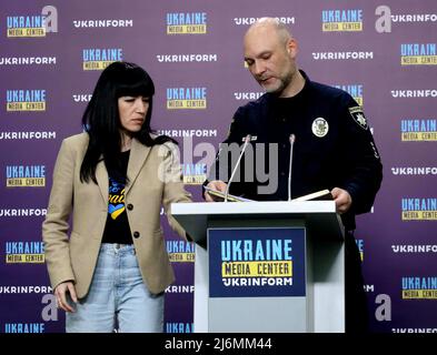 Nicht exklusiv: KIEW, UKRAINE - 02. MAI 2022 - der stellvertretende Leiter der Nationalen Polizeidirektion in der Region Kiew, Maksym Ochreetyanyi, ist während eines B-Fotos zu sehen Stockfoto