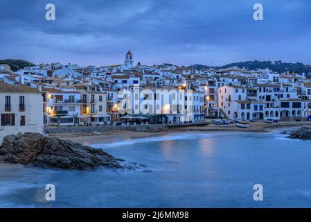 Blaue Stunde und Sonnenaufgang im Fischerdorf Calella de Palafrugell, mit seinen Booten und weißen Häusern, Costa Brava Empordà, Girona, Katalonien, Spanien Stockfoto