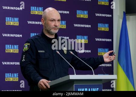 Nicht exklusiv: KIEW, UKRAINE - 02. MAI 2022 - der stellvertretende Leiter der Nationalen Polizeidirektion in der Region Kiew, Maksym Ochreetyanyi, ist während eines B-Fotos zu sehen Stockfoto