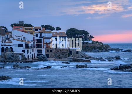 Blaue Stunde und Sonnenaufgang im Fischerdorf Calella de Palafrugell, mit seinen Booten und weißen Häusern, Costa Brava Empordà, Girona, Katalonien, Spanien Stockfoto