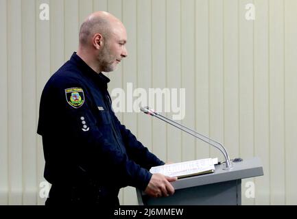 Nicht exklusiv: KIEW, UKRAINE - 02. MAI 2022 - der stellvertretende Leiter der Nationalen Polizeidirektion in der Region Kiew, Maksym Ochreetyanyi, ist während eines B-Fotos zu sehen Stockfoto