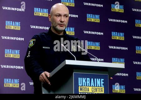 Nicht exklusiv: KIEW, UKRAINE - 02. MAI 2022 - der stellvertretende Leiter der Nationalen Polizeidirektion in der Region Kiew, Maksym Ochreetyanyi, ist während eines B-Fotos zu sehen Stockfoto