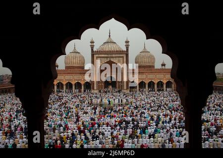 (220503) -- NEU-DELHI, 3. Mai 2022 (Xinhua) -- Muslime versammeln sich, um Eid al-Fitr-Gebete beim Jama Masjid in Neu-Delhi, Indien, am 3. Mai 2022 zu halten. Eid al-Fitr markiert das Ende des Fastenmonats Ramadan. (Xinhua/Javed Dar) Stockfoto