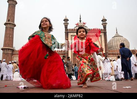 (220503) -- NEU-DELHI, 3. Mai 2022 (Xinhua) -- Kinder spielen auf Eid al-Fitr im Jama Masjid in Neu-Delhi, Indien, 3. Mai 2022. Eid al-Fitr markiert das Ende des Fastenmonats Ramadan. (Xinhua/Javed Dar) Stockfoto