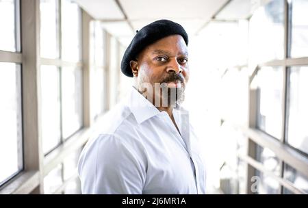 Der britisch-nigrische Autor Ben Okri fotografierte in Schweden im Zusammenhang mit der Uraufführung eines Theaterstücks, das auf seinen Romanen über Azaro, ein Geisterkind, basiert, am 22. April 2022 im Königlichen Dramaturgie-Theater in Stockholm, Schweden. Foto: Claudio Bresciani / TT / Code 10090 Stockfoto