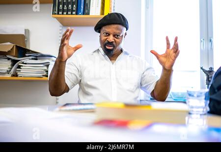 Der britisch-nigrische Autor Ben Okri fotografierte in Schweden im Zusammenhang mit der Uraufführung eines Theaterstücks, das auf seinen Romanen über Azaro, ein Geisterkind, basiert, am 22. April 2022 im Königlichen Dramaturgie-Theater in Stockholm, Schweden. Foto: Claudio Bresciani / TT / Code 10090 Stockfoto