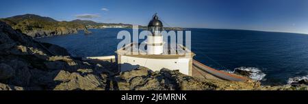 Leuchtturm Cala Nans bei Cadaqués, in Cap de Creus (Empordà, Girona, Costa Brava, Katalonien, Spanien) ESP: Faro de la Cala en Cadaqués, Gerona, España Stockfoto