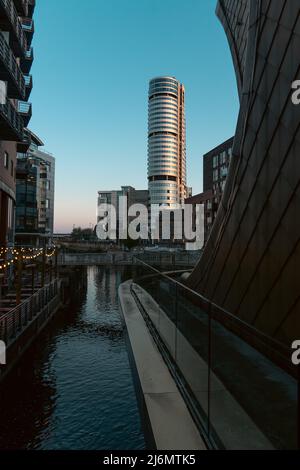 LEEDS, GROSSBRITANNIEN - 21. APRIL 2022. Das Bridgewater Place-Gebäude im Granary Wharf-Viertel im Stadtzentrum von Leeds bei Sonnenuntergang Stockfoto