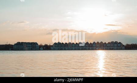 Farbenfrohe Häuser am See in der Abenddämmerung in Houten, Utrecht, Nehterlands Stockfoto