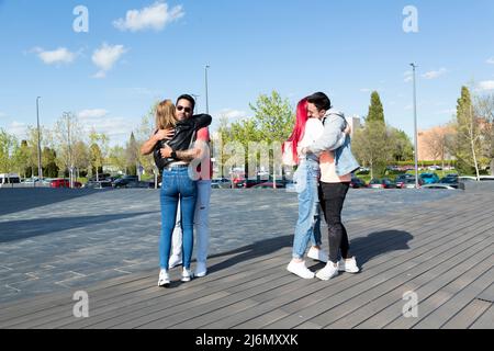 Zwei Paare junger Freunde umarmen sich Stockfoto