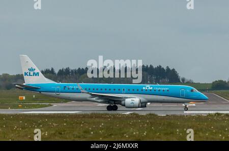 Cork Airport, Cork, Irland. 03.. Mai 2022. Eine KLM Embraer ERJ-175 rollt auf eine Start- und Landebahn, als sie einen Flug vom Cork Airport, Cork, Irland, nach Amsterdam beginnt. - Credit; David Creedon / Alamy Live News Stockfoto