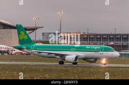 Cork Airport, Cork, Irland. 03.. Mai 2022. Aer Lingus Airbus A320 rollt auf eine Start- und Landebahn, als sie einen Flug vom Cork Airport, Cork, Irland, nach Amsterdam beginnt. - Credit; David Creedon / Alamy Live News Stockfoto