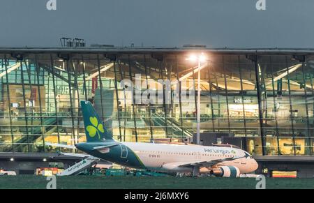 Cork Airport, Cork, Irland. 03.. Mai 2022. Ein Aer Lingus Airbus A320 parkte vor Sonnenaufgang vor der Abflughalle am Flughafen Cork, Cork, Irland. - Credit; David Creedon / Alamy Live News Stockfoto