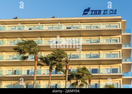 Playa de Palma, Spanien; april 23 2022: Hauptfassade des Hotels THB El Cid, im Ferienort Playa de Palma de Mallorca, bei Sonnenuntergang. Spa Stockfoto