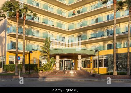 Playa de Palma, Spanien; april 23 2022: Hauptfassade des Hotels THB El Cid, im Ferienort Playa de Palma de Mallorca, bei Sonnenuntergang. Spa Stockfoto